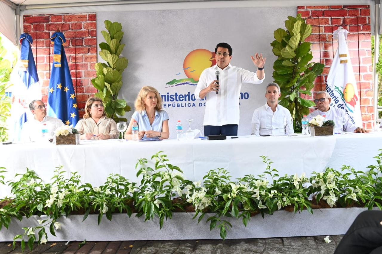 Ministro de Turismo deja iniciadas las obras del Programa de Mejoramiento de Viviendas en Ciudad Colonial