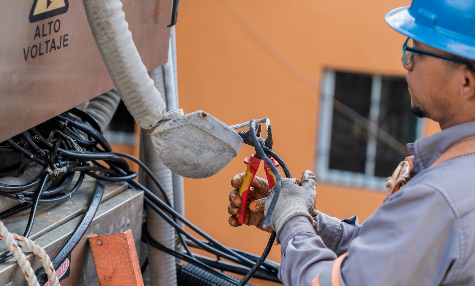 Edesur sanea más de 200 módulos de recargas y normaliza 2,500 clientes prepago en Cristo Rey