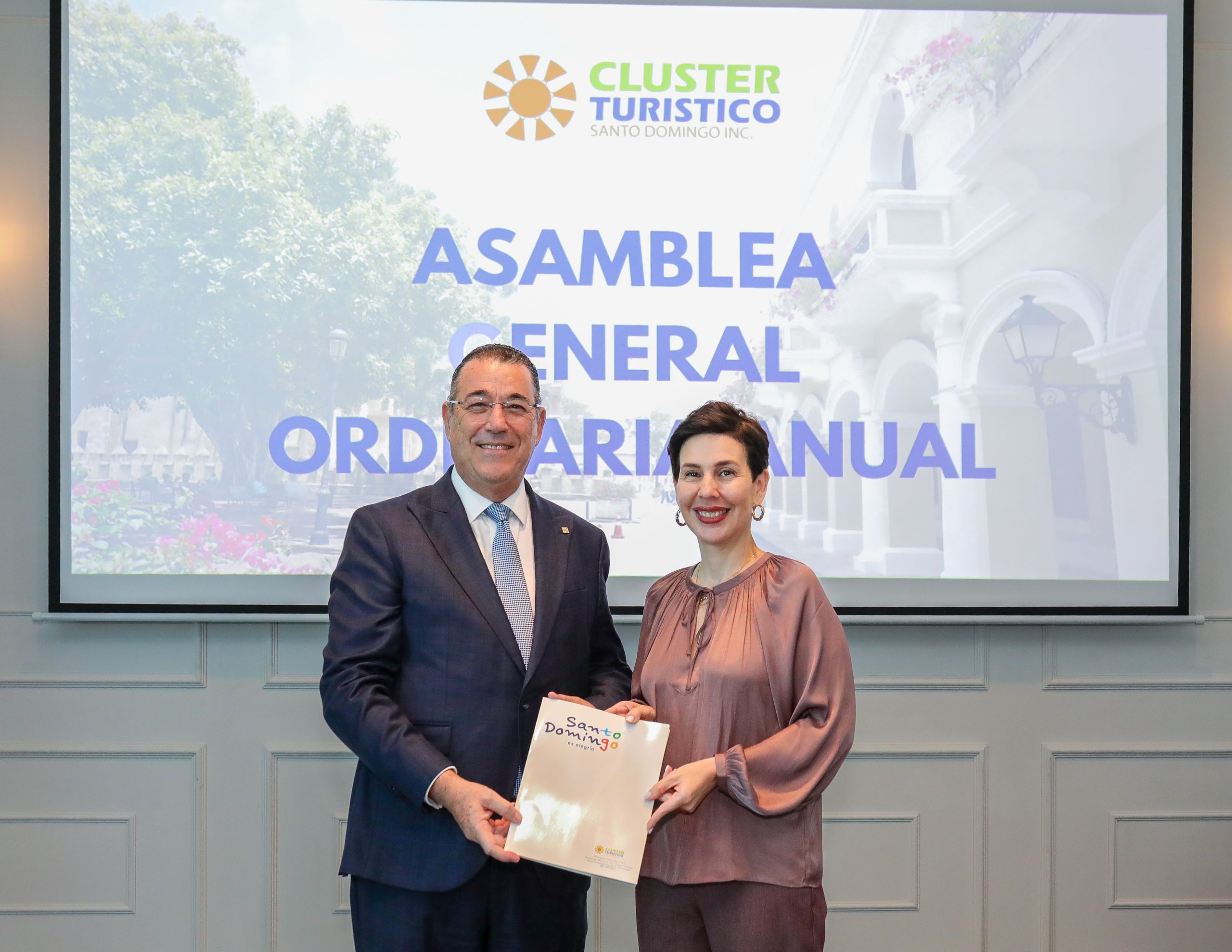 Juan Manuel Martín de Oliva asume la presidencia del Clúster Turístico de Santo Domingo para el periodo 2025-2027