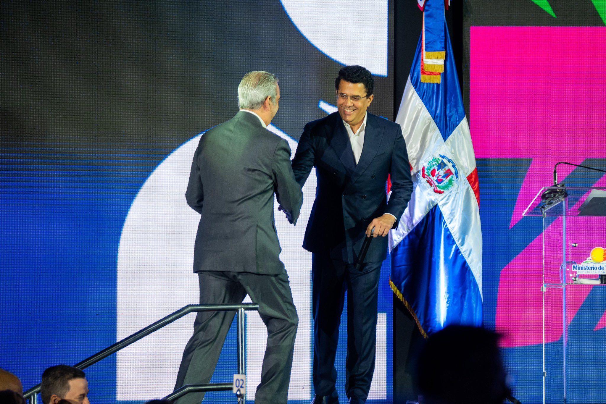 Abinader llama a precandidatos a detener proselitismo o renunciar; David Collado lo respalda