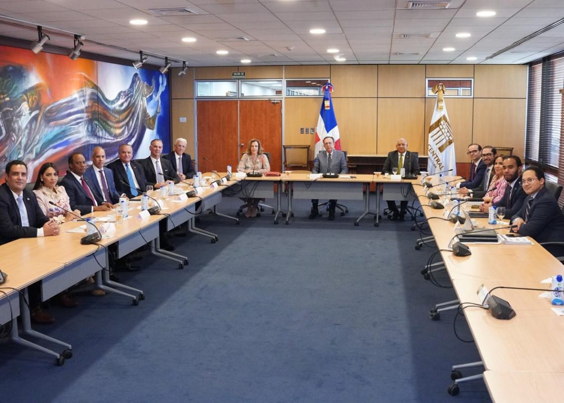 Valdez Albizu se reúne con la junta directiva de la Asociación de Inversión Extranjera