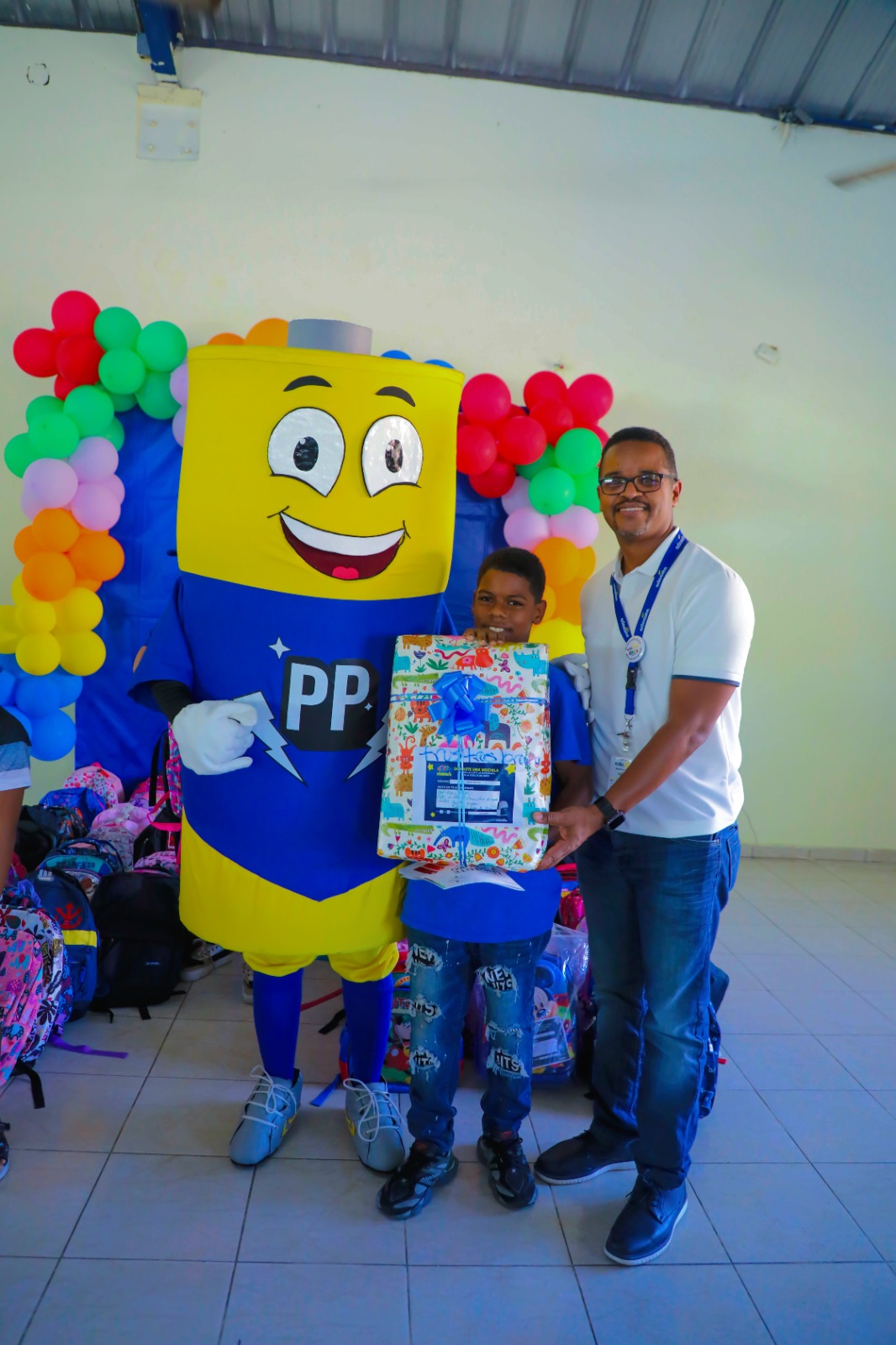 Colaboradores de Edeeste apadrinan niños de escasos recursos con entrega de útiles escolares