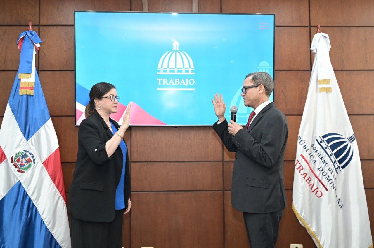 Ministro de Trabajo juramenta a Aura Celeste Fernández