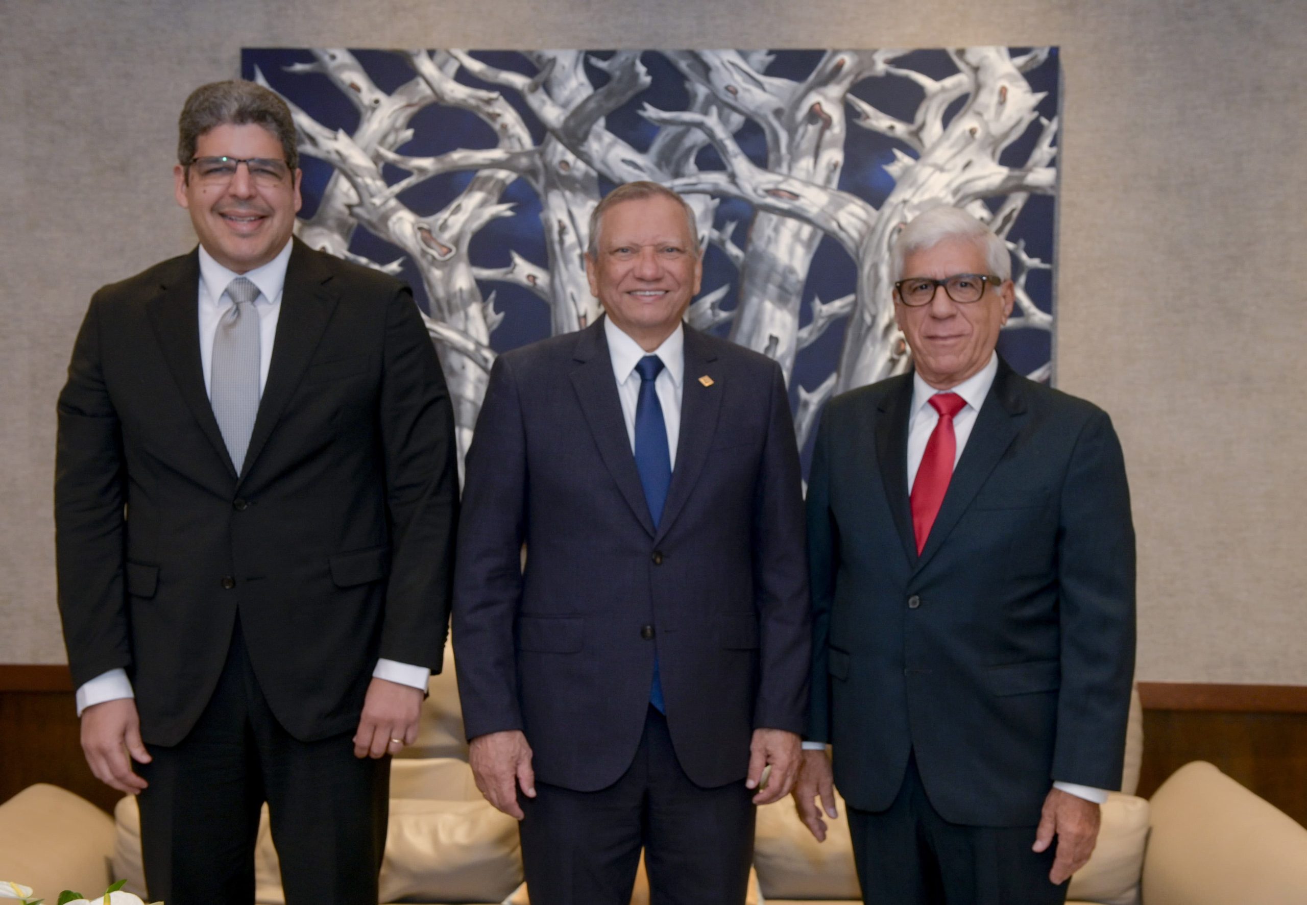 Leonardo Aguilera recibe visita de ejecutivos de la Asociación Cibao