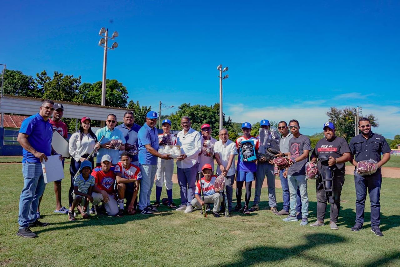 Robert Polanco entrega utilería deportiva y supervisa avance de Plaza Comunitaria en Bánica