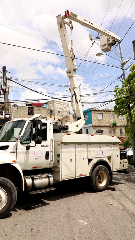 Edeeste continúa trabajos que mejoran el servicio eléctrico en Los Tres Brazos