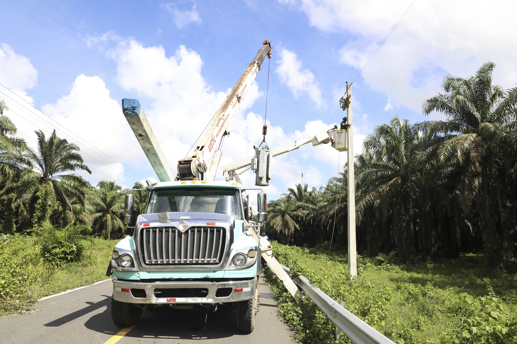 Edeeste mejora calidad del servicio eléctrico en Chirino, Monte Plata con instalación de nuevos reguladores de tensión