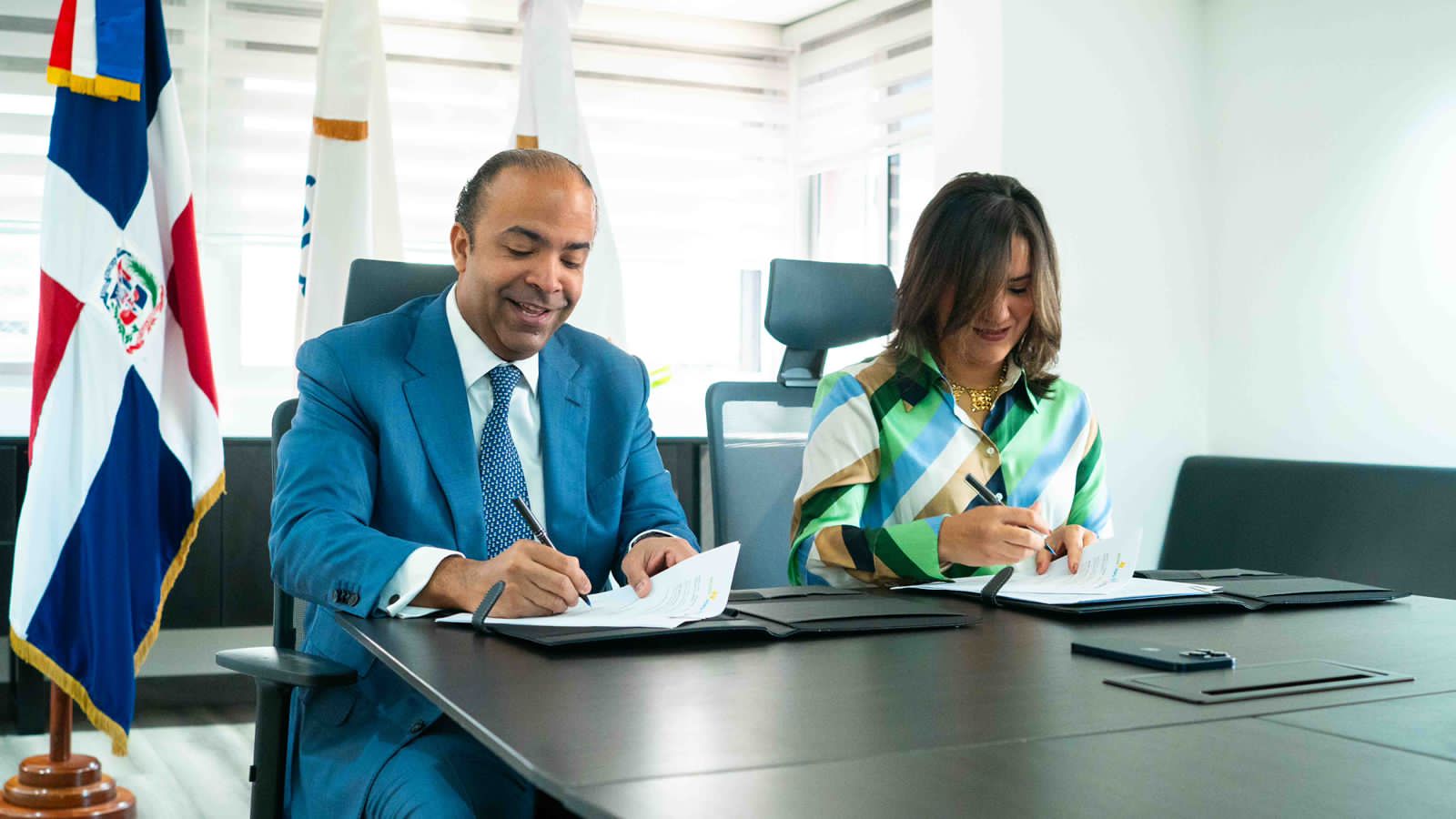 Fundación Refidomsa y Nature Power Foundation firman acuerdo para llevar agua y saneamiento sostenibles a comunidad de Azua