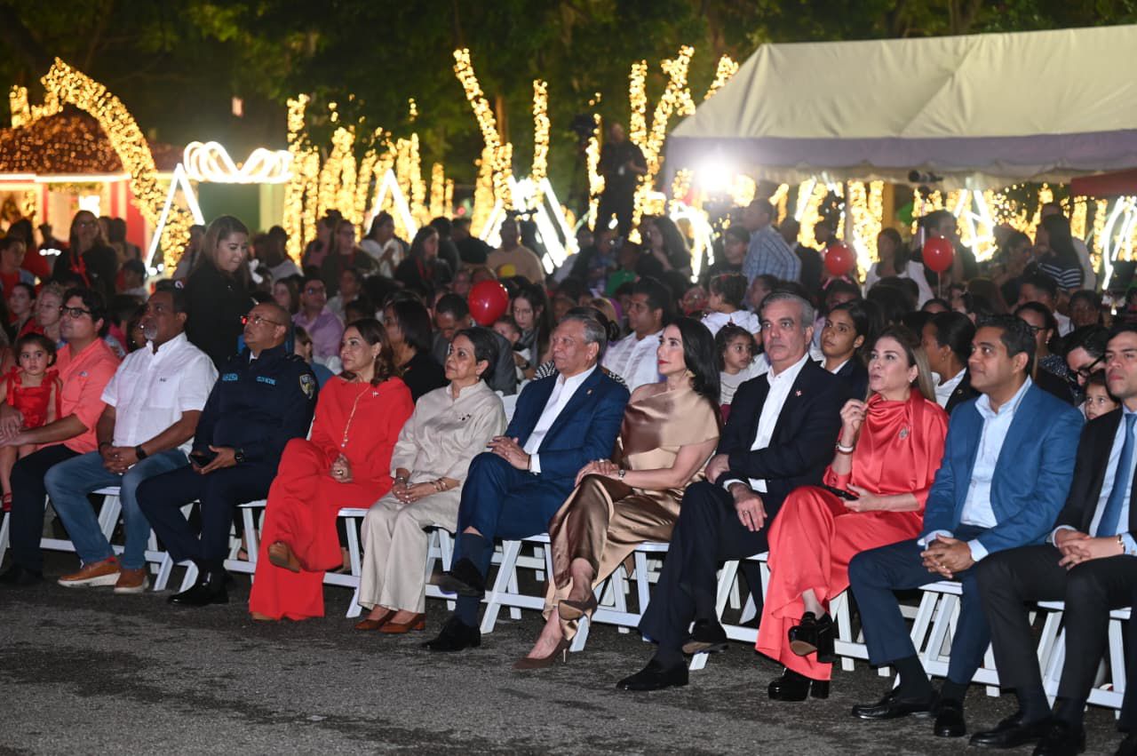 Presidente Abinader inaugura Villa Navidad junto al presidente de BR, Leonardo Aguilera y la alcaldesa del DN, Carolina Mejía