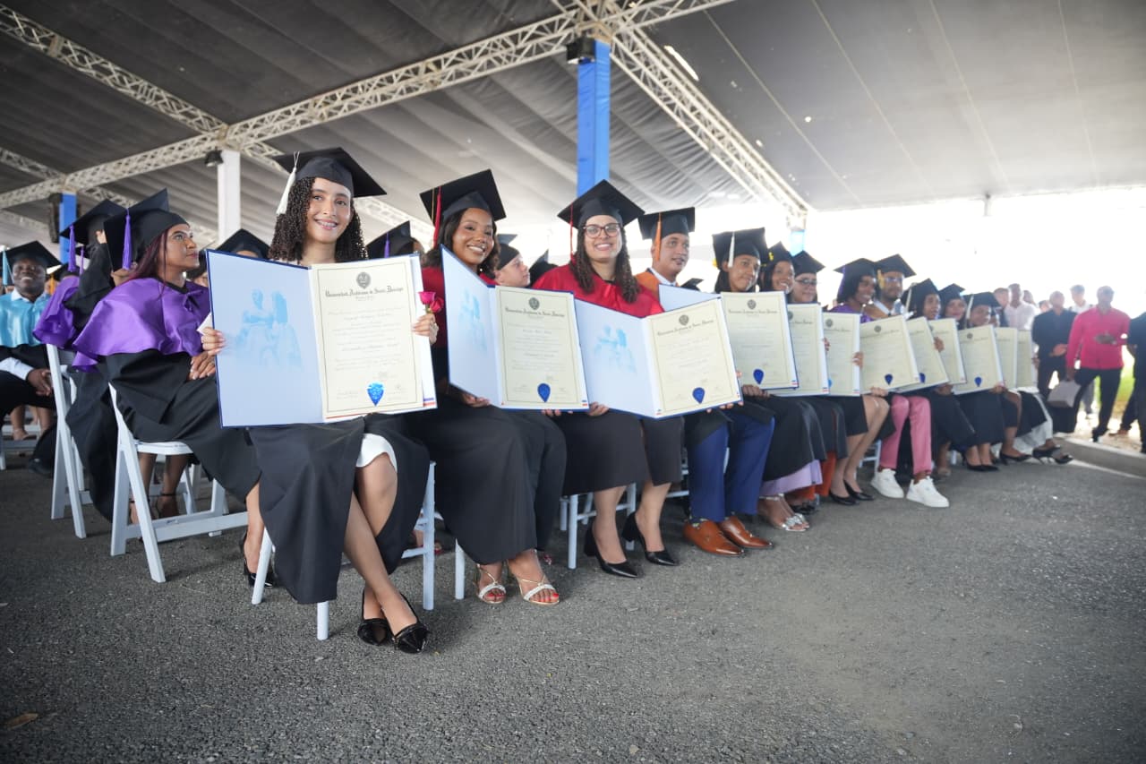 UASD inviste 2,868 nuevos profesionales en graduación regional del Sur