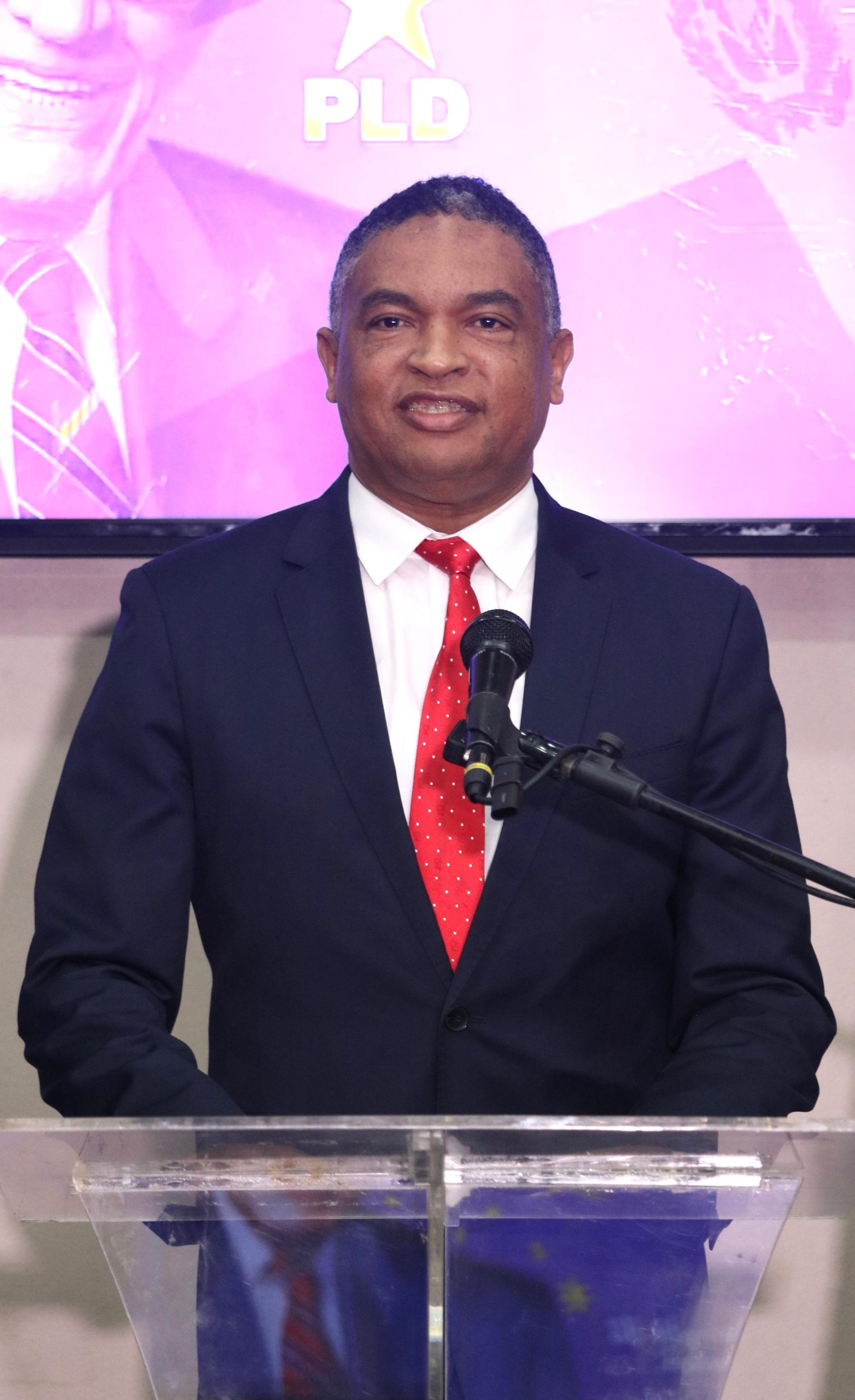 Yván Lorenzo: «Abinader no tiene la facultad legal ni constitucional ordenar a SeNaSa que se constituya en actor civil»