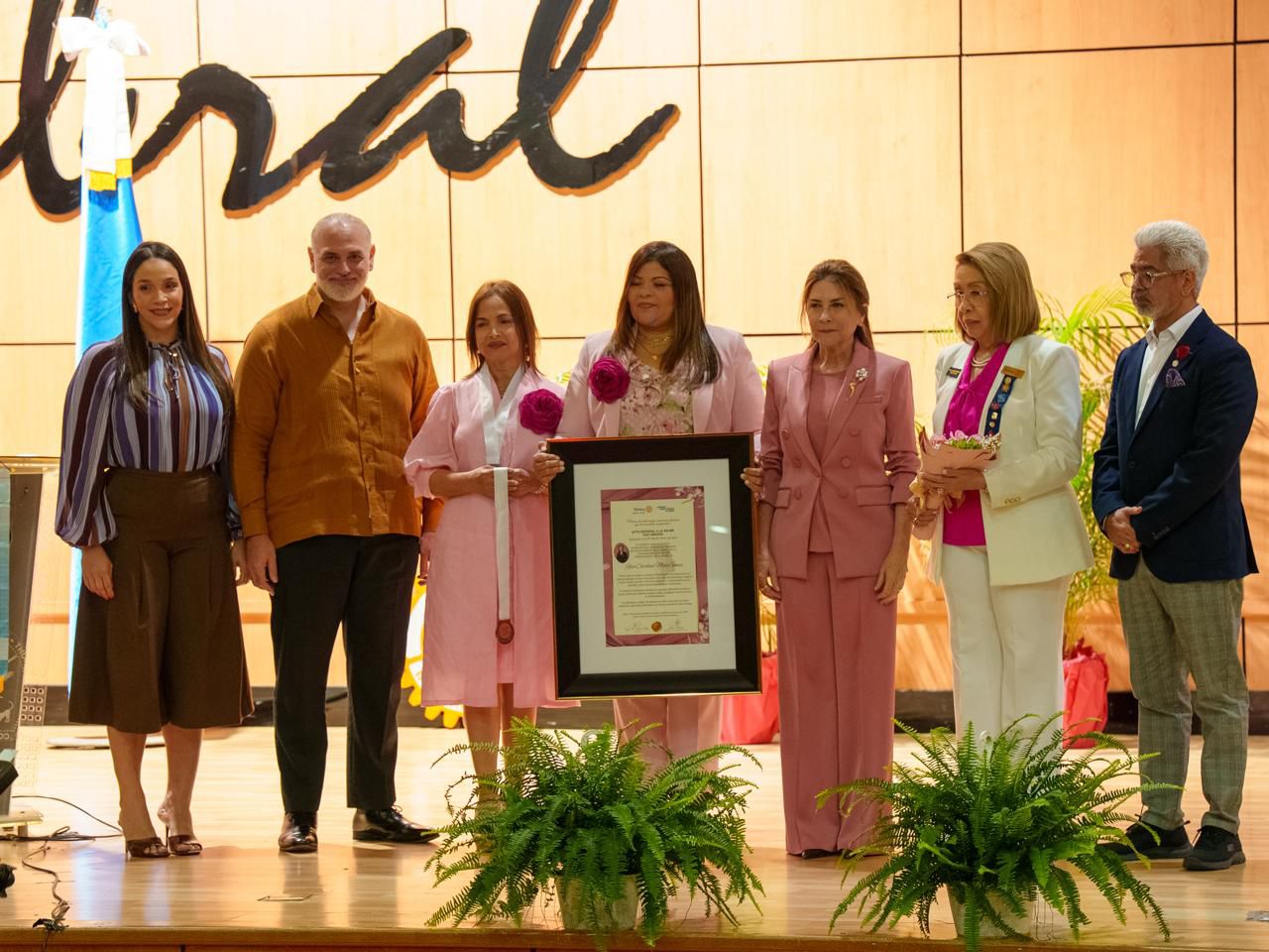 Carolina recibe máximo galardón de Rotary en RD por Día de la Mujer