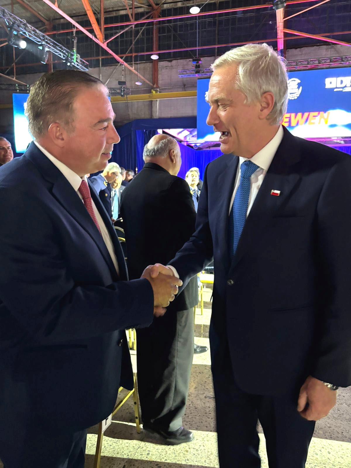 Héctor Porcella participa en la ceremonia del T-40 NEWEN en Santiago de Chile