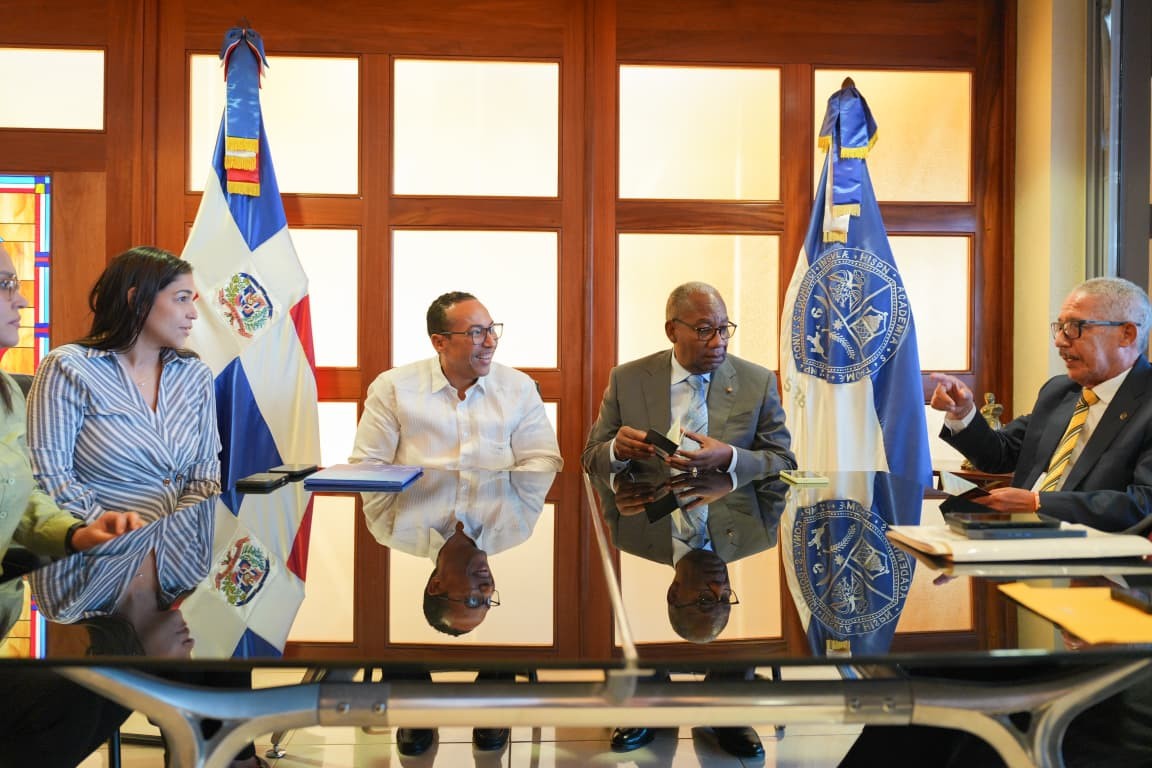 Rector de la UASD recibe visita de cortesía del director general de Pasaportes 