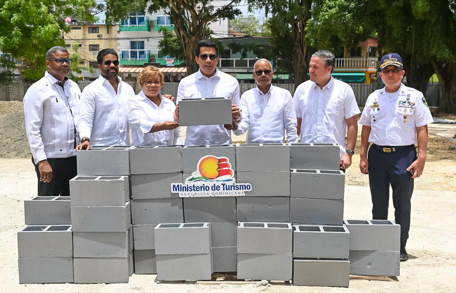 David Collado inicia el malecón Boca Chica y dos parques