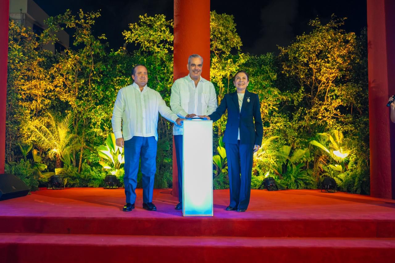 El presidente Luis Abinader y Carolina Mejía inauguran el Paseo 30 de Mayo, una obra que refleja visión, orden y firmeza para transformar Santo Domingo