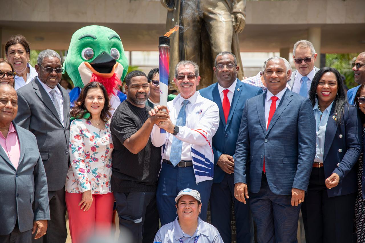 UASD recibe la antorcha de los XXV Juegos Centroamericanos y del Caribe y reafirma su respaldo al deporte nacional