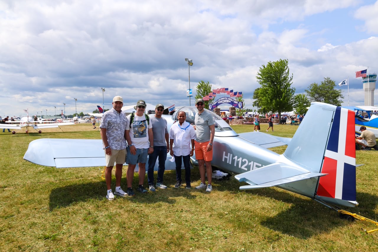 RD fortalece posicionamiento como referente en aviación y ensamblaje de aeronaves en feria de Oshkosh, EE.UU