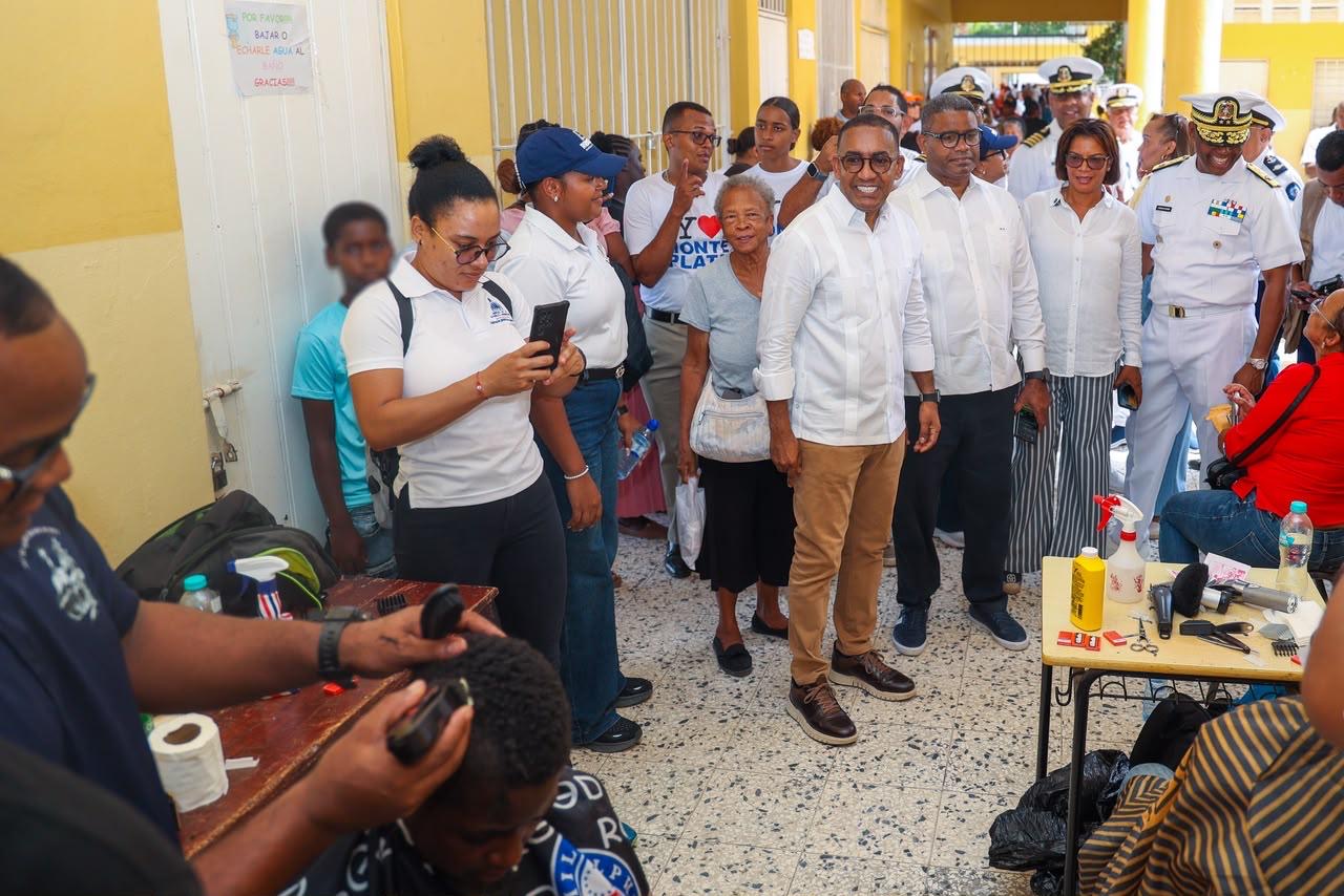 DA y Armada realizan multidisciplinario operativo médico con más de 15 especialidades en Monte Plata