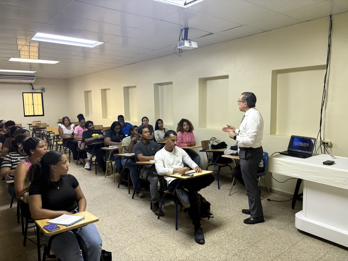 Rector Jorge Asjana David reafirma su compromiso con la docencia universitaria